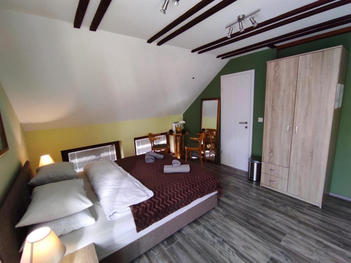 Accommodation "Old Town Dreznik" Раковица Екстериор снимка