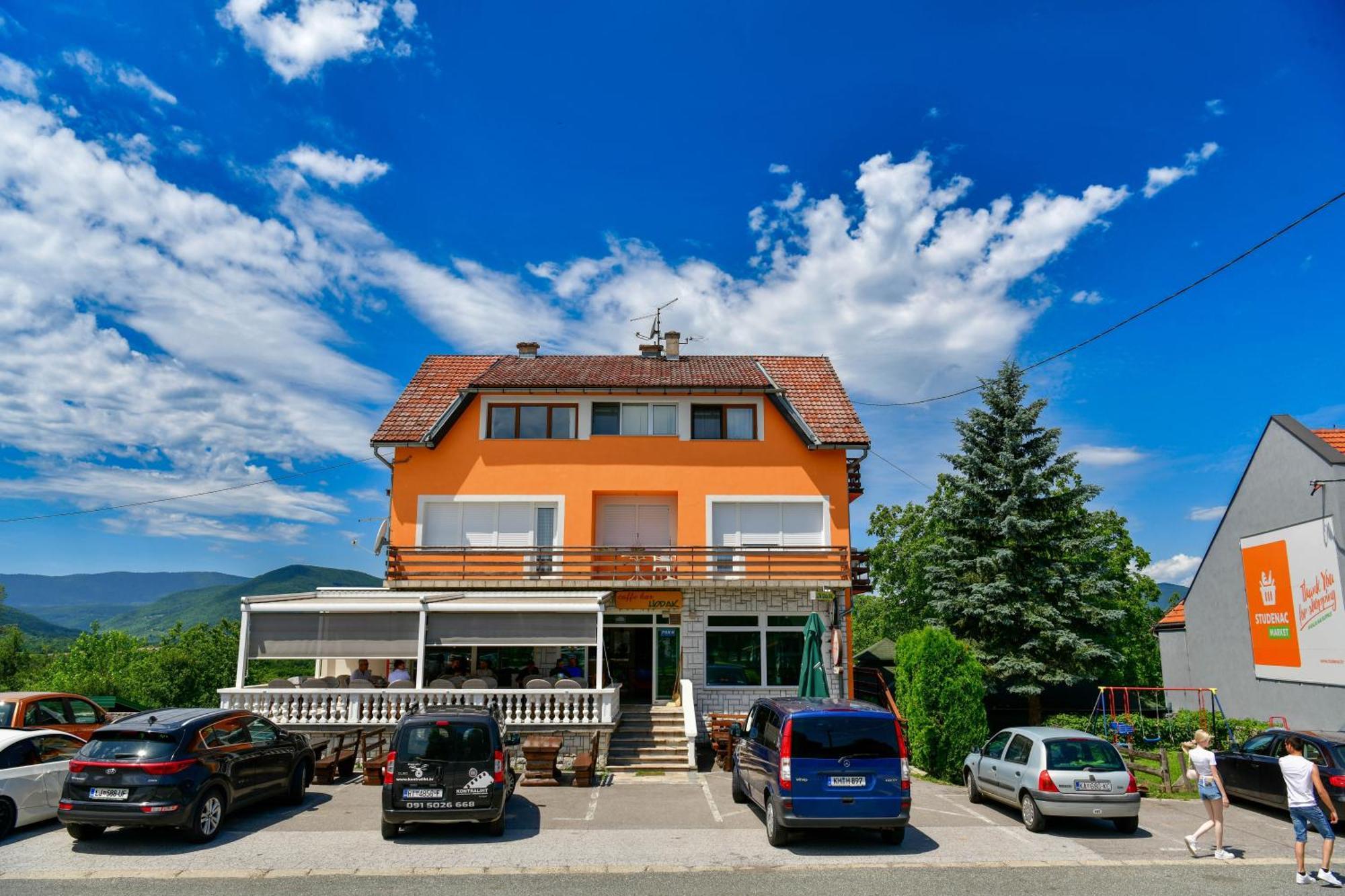 Accommodation "Old Town Dreznik" Раковица Екстериор снимка